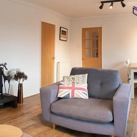 Spacious 2 Bedroom Apt With Balcony, Fast Wifi