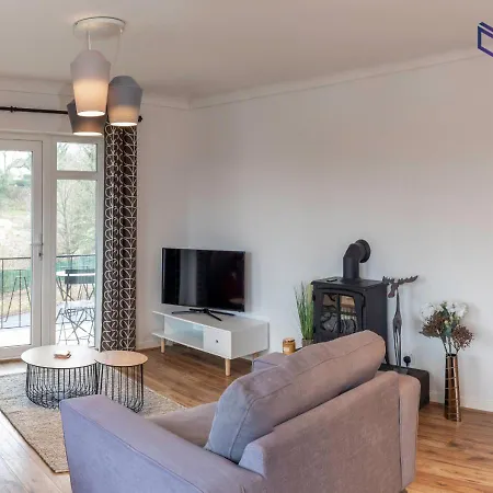 Spacious 2 Bedroom Apt With Balcony, Fast Wifi Apartment