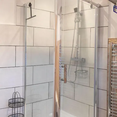 Spacious 2 Bedroom Apt With Balcony, Fast Wifi Apartment *