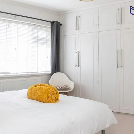 Spacious 2 Bedroom Apt With Balcony, Fast Wifi Apartment *