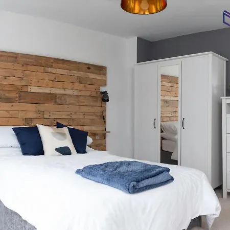 Spacious 2 Bedroom Apt With Balcony, Fast Wifi Apartment Leeds (West Yorkshire)