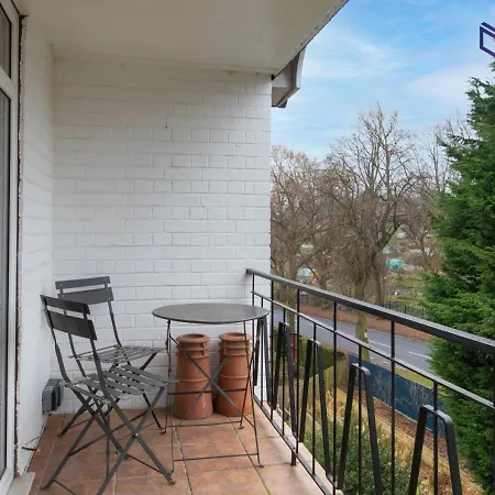 Spacious 2 Bedroom Apt With Balcony, Fast Wifi Leeds (West Yorkshire)