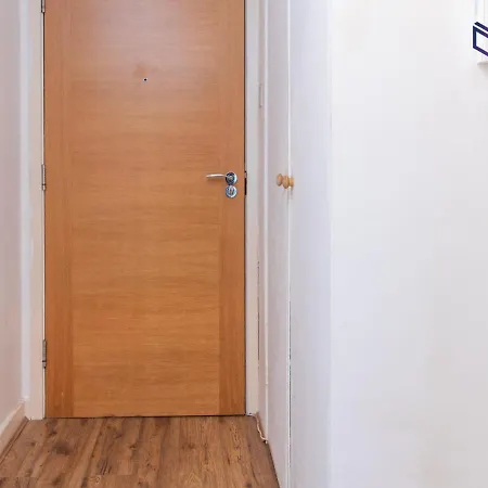Spacious 2 Bedroom Apt With Balcony, Fast Wifi *